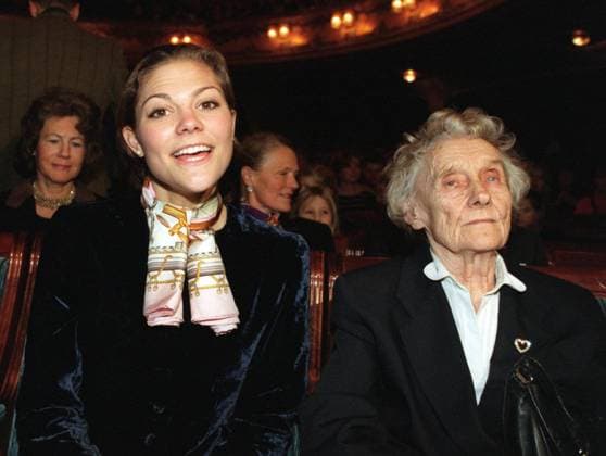 STOCKHOLM 1997-12-13 Kronprinsessan Victoria och Astrid Lindgren satt bredvid varandra under premiären pa Mio, min Mio pa Dramaten i Stockholm pa lördagen. Foto Toni Sica kod 1012 SCANPIX SWEDEN STOCKHOLM SVERIGE x1012x *** STOCKHOLM 1997 12 13 Crown Princess Victoria and Astrid Lindgren sat next to each other during the premiere of Mio, min Mio at Dramaten in Stockholm on Saturday Photo Toni Sica code 1012 SCANPIX SWEDEN STOCKHOLM SWEDEN x1012x  Copyright: xTonixSicax VICTORIA OCH ASTRID LINDGREN