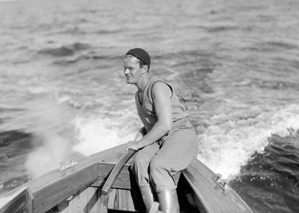 ARKIV 1934 Tage Thiel (1909-1990), författare, son till konstsamlaren Ernst Thiel. Här i sin bat utanför Ornö i Stockholms skärgard. Tage Thiel, Swedish writer. Ornö Sverige x1900x *** ARKIV 1934 Tage Thiel 1909 1990 , writer, son of the art collector Ernst Thiel Here in his boat outside Ornö in Stockholms skärgard Tage Thiel, Swedish writer Ornö Sweden x1900x  Copyright: xTTxHISTORICALx TAGE THIEL