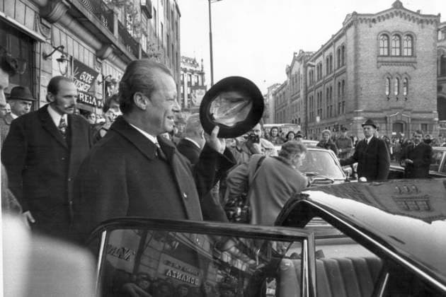 FILE SWEDEN NOBEL. PEACE PRIZE WINNER 1971 WIlly Brandt smiles when he leaves his hotel in Oslo this afternoon for a visit to the Royal Palace. Tomorrow Mr Brandt will receive this years Nobel Peace Prize. OSLO NORWAY PB-KOD:450 x450x *** FILE SWEDEN NOBEL PEACE PRIZE WINNER 1971 WIlly Brandt smiles when he leaves his hotel in Oslo this afternoon for a visit to the Royal Palace Tomorrow Mr Brandt will receive this years Nobel Peace Prize OSLO NORWAY PB KOD 450 x450x  Copyright: xUPIx WILLY BRANDT