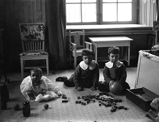 ARKIV 1911 Kronprins Gustaf Adolfs (sedermera Gustaf VI Adolf) barn prinsessan Ingrid, sedermera drottning av Danmark, prins Sigvard och prins Gustaf Adolf. Princess Ingrid, prince Sigvard and prince Gustaf Adolf, children of crown prince Gustaf Adolf, later king Gustaf VI Adolf of Sweden. Stockholm Sverige x1900x *** ARKIV 1911 Kronprins Gustaf Adolf sedermera Gustaf VI Adolf children princess Ingrid, sedermera drottning av Danmark, prins Sigvard och prins Gustaf Adolf Princess Ingrid, prince Sigvard and prince Gustaf Adolf, children of crown prince Gustaf Adolf, later king Gustaf VI Adolf of Sweden Stockholm Sverige x1900x  Copyright: xTTxHistoricalx PRINSBARNEN