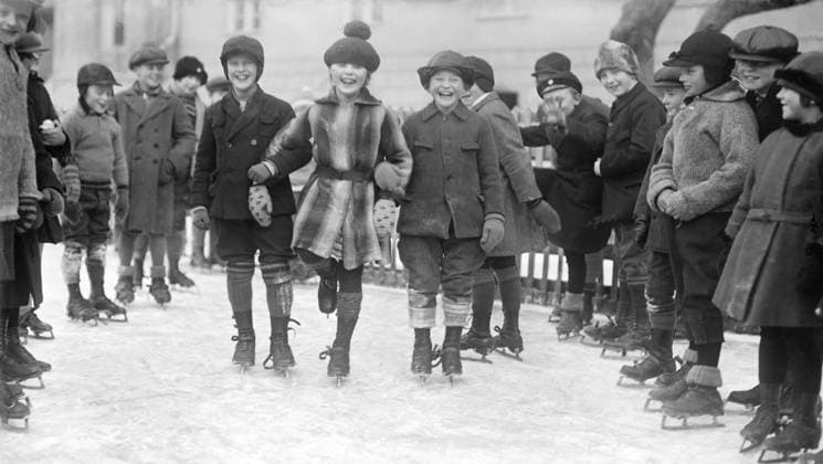 ARKIV 1940 Glada barn aker skridskor Sverige x1900x *** Archive 1940 Happy children skating Sweden x1900x  Copyright: xTTxHISTORICALx SKRIDSKOAKARE