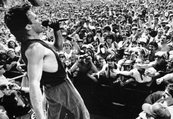 ARKIV 850713 - Rick Springfield uppträder inför ett publikhav under välgörenhetsgalan Live Aid pa John F. Kenndy-stadion i Philadelphia lördag 13 juli 1985. PHILADELPHIA UNITED STATES PB-KOD: 450 x450x *** ARCHIVE 850713 Rick Springfield performs for a crowd at the Live Aid charity gala at John F Kenndy Stadium in Philadelphia Saturday July 13, 1985 PHILADELPHIA UNITED STATES PB KOD 450 x450x  Copyright: xGeorgexBilykx LIVE AID