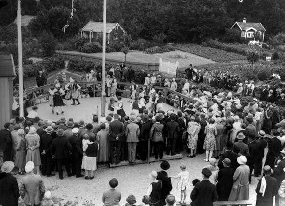 ARKIV 1930 (omkring) Midsommar firas vid dansbanan pa koloniomradet vid Hornsberg. Bilden publicerad i boken Sa roade vi oss . Sid 140. STOCKHOLM SVERIGE PB-KOD:194 x194x *** ARCHIVE 1930 about Midsummer celebrated at the dance floor at the colony area at Hornsberg Image published in the book Sa roade vi oss Page 140 STOCKHOLM SWEDEN PB KOD 194 x194x  Copyright: xTTx DANSBANA