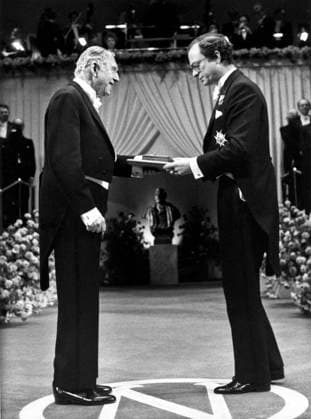 STOCKHOLM 1985-12-10 Den amerikanske ekonomiprofessorn Franco Modigliani tar emot nobelpriset i ekonomi ur kung Carl XVI Gustafs hand vid Nobelprisutdelningen i Stockholms konserthus. Sveriges Riksbanks pris i ekonomisk vetenskap till Alfred Nobels minne. STOCKHOLM SVERIGE x50020x *** STOCKHOLM 1985 12 10 American economics professor Franco Modigliani receives the Nobel Prize in Economics from King Carl XVI Gustaf at the Nobel Prize ceremony in Stockholm Concert Hall The Sveriges Riksbank Prize in Economic Science in Memory of Alfred Nobel STOCKHOLM SWEDEN x50020x  Copyright: xLeifxRxJanssonx xTTx NOBEL 1985 KONSERTHUSET