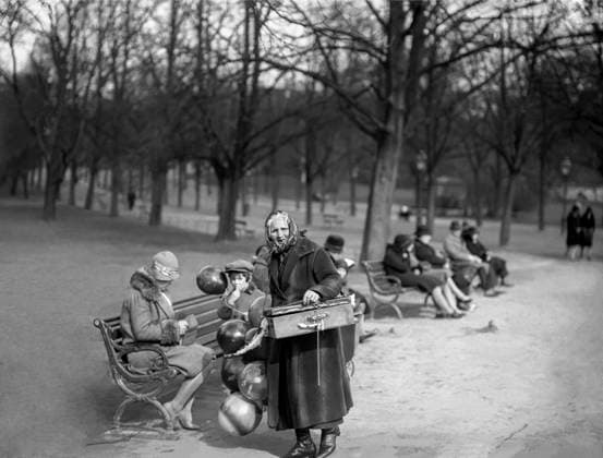 STOCKHOLM 1926-01-01 Kvinna säljer ballonger i en av Stockholms parker Stockhom Sverige x1902x *** STOCKHOLM 1926 01 01 Woman selling balloons in one of Stockholms parks Stockhom Sweden x1902x  Copyright: xTTxHISTORICALx KVINNA SÄLJER BALLONGER