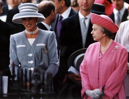 SCANPIX SWEDEN, 1993. Engelska kungligheter. Prinsessan Diana (t.v.) i ljusblatt och vitt tillsammans med Drottning Elizabeth i profil klädd i rosa. Bada bär pärlhalsband. x20360x *** SCANPIX SWEDEN, 1993 English royals Princess Diana left in light blue and white with Queen Elizabeth in profile dressed in pink Bada wearing a pearl necklace x20360x  Copyright: xTTx 20360