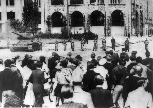 SEKLET-KRIG OCH KONFLIKTER-50 Berlin 19530717. Östtysk folkpolis med bajonetter pa stoppar en folkmassa pa Leipzigerstrasse. Manga civila dödades när man slog ned upproret som började med strejker. Manga personer avrättades efterat. Foto UPI Code 450 COPYRIGHT SCANPIX SWEDEN STOCKHOLM SVERIGE Östtyskland 1945 - 1990 x450x *** SECRET WAR AND CONFLICT 50 Berlin 19530717 East German Peoples Police with bayonets on stop a crowd on Leipzigerstrasse Many civilians were killed when they put down the uprising that began with strikes Many people were executed afterwards Photo UPI Code 450 COPYRIGHT SCANPIX SWEDEN STOCKHOLM SWEDEN East Germany 1945 1990 x450x  Copyright: xUPIx FOLKPOLIS MOT FOLKET