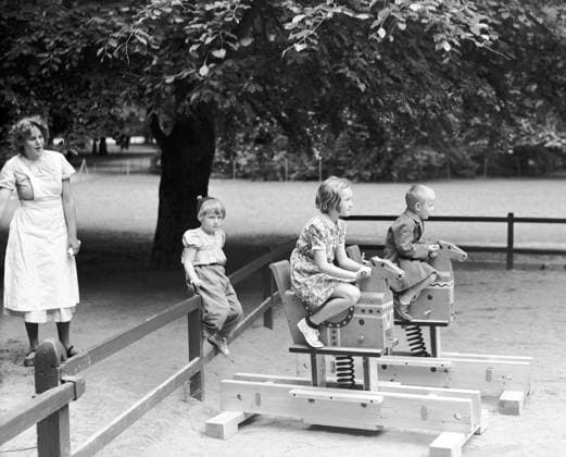 ARKIV 1939 Lekande barn i Humlegarden i Stockholm Children play at the park Humlegarden in Stockholm. Stockholm Sverige x1900x *** ARKIV 1939 Children playing at the park Humlegarden in Stockholm Children play at the park Humlegarden in Stockholm Stockholm Sweden x1900x  Copyright: xTTxHISTORICALx BARN I HUMLEGARDEN