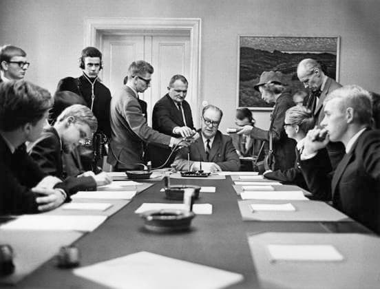 STOCKHOLM 1966-11-02 Statsminister Tage Erlander (S) tar emot representanter för de omkring 650 skolungdomar fran 44 skolor i Göteborg som kom till Stockholm för att demonstrera utanför riksdagshuset efter en protestmarsch fran Kungsträdgarden 2:a november 1966 där man krävde att den nästan en manad langa lärarstrejken skall avslutas. Stockholm Sverige x1001x *** STOCKHOLM 1966 11 02 Prime Minister Tage Erlander S receives representatives of some 650 schoolchildren from 44 schools in Gothenburg who came to Stockholm to demonstrate outside Parliament after a protest march from Kungsträdgarden on 2 November 1966 demanding an end to the almost one-month-long teachers strike Stockholm Sweden x1001x  Copyright: xJanxCollsiöö TTx PROTEST LÄRARSTREJK
