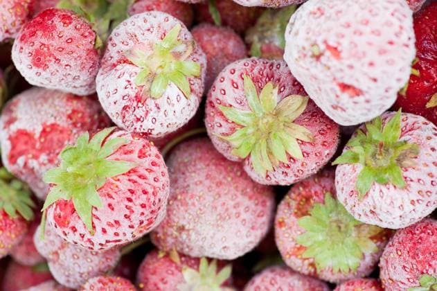 Pile of frozen strawberries Copyright: xIakovxPekarskyix xDesignxPicsx , 31935638 Copyright: TimurxSyrtsovx xDesignxPics 31935638