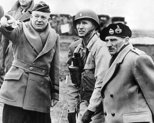 FRANKRIKE NORMANDIE 1944-06-06. Den 6 juni 1944 iscensätts operation Overlord i Normandie, Frankrike. De allierade förbanden sattes i land vid den franska atlantkusten och historiens största invasion fran havet hade startat. The D-day var början till de västallierades tag mot Tyskland. Bilden visar amerikanske generalen Dwight D Eisenhower ga igenom en sista gang hur invasionen skulle ga till. Till höger ses den brittiske generalen Bernard Law Montgomery, av soldaterna kallad Monty. FRANKRIKE x190x *** FRANCE NORMANDY 1944 06 06 On June 6, 1944, Operation Overlord is staged in Normandy, France The Allied forces landed on the French Atlantic coast and the largest invasion from the sea in history had begun The D day was the  Copyright: xPressensxBild TTx OPERATION OVERLORD
