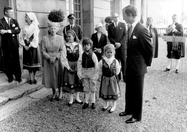 Stockholm 1988 06 06 The Royal Family with guests at Drottningholm Palace during the National Day celebrations From left to right Tord Magnuson, Princess Christina Mrs Magnuson, Princess Lilian, Crown Princess Victoria, Prince Carl Philip, Princess Madeleine and King Carl XVI Gustaf Stockholm Sweden x20360x  Copyright: xJanerikxHenriksson SvP TTx NATIONALDAGEN 1988
