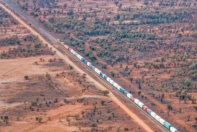 Luftaufnahme von The Ghan Train von Adelaide über Alice Springs nach Darwin im Northern Territory von Australien Luftaufnahme von The Ghan Train von Adelaide über Alice Springs nach Darwin im Northern Territory von Australien Copyright: xZoonar.com DieterxMeyerx 15882404