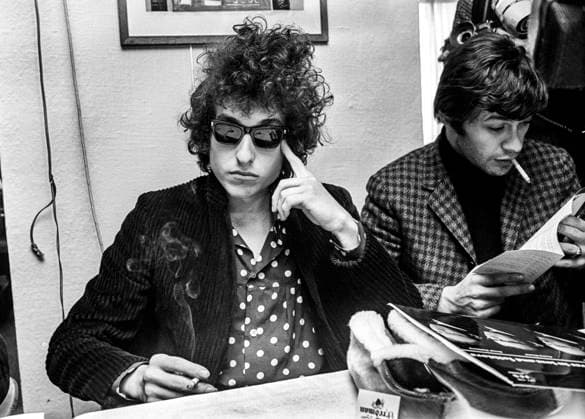 ARKIV STOCKHOLM 1966-09-28 Den amerikanske musikern och poeten m.m. Bob Dylan med solglasögon tillsammans med gitarristen i The Band Robbie Robertson vid en presskonferens i Solna 28:e april 1966, dagen innan Dylans spelning i Konserthuset i Stockholm. Stockholm Sverige x190x *** ARKIV STOCKHOLM 1966 09 28 American musician and poet Bob Dylan with sunglasses together with guitarist Robbie Robertson at a press conference in Solna on April 28, 1966, the day before Dylans concert at the Stockholm Concert Hall Stockholm Sweden x190x  Copyright: xOllexLindeborg TTx BOB DYLAN PK STHLM 1966
