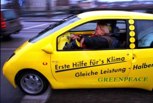 STOCKHOLM 25NOV97 Miljöminister Anna Lindh tog fart i Stockholmstrafiken pa tisdagen när hon provkörde Greenpeaces nya miljöbil SmILE. Det är en Renault Twingo som fatt sänkt vikt, förbättrad aerodynamik och effektivare motor. Med dessa atgärdersom Greenpeace anser att man kan använda pa alla bilar, har man lyckats sänka koldioxidutsläppet med 50 procent och minskat bensinförbrukningen till 0,3 liter milen. Smile star för Small, Intelligent, Light and Efficient. Photo Jack Mikrut code 1013 COPYRIGHT SCANPIX SWEDEN STOCKHOLM SVERIGE x1013x *** STOCKHOLM 25NOV97 Environment Minister Anna Lindh took to Stockholm traffic on Tuesday when she test drove Greenpeaces new eco-car SmILE It is a Renault Twingo that has reduced  Copyright: xJackxMikrutx ANNA LINDH MILJÖBIL