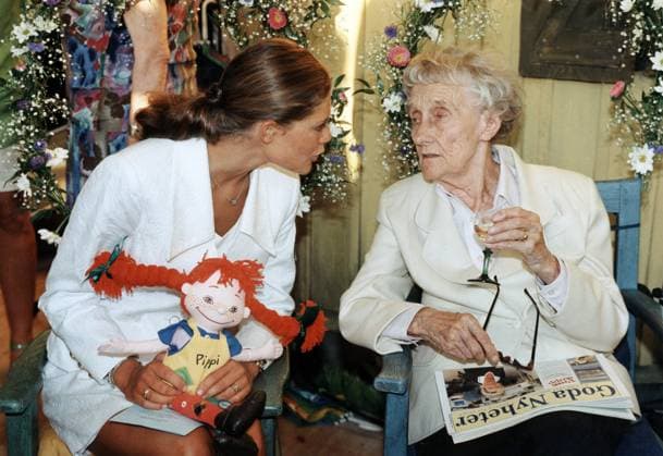 STOCKHOLM 19970821 The Swedish author Astrid Lindgren at the prize ceremony when she got a award as The best Swede in the World . Crown Princess Victoria (holding a Pippi Longstockin doll) delivered the prize. Astrid LindgrenÂ s stories about characters such as Pippi Longstocking, Emil, Kalle Blomquist, The Brothers Lionheart, Karlsson-on-the-Roof, Ronia the Robber s Daughter and the Bullerby children are loved and read by children all over the world. She was born on the farm Nas outside Vimmerby November 14, 1907 and would have turned 100 years old this year. Astrid passed away in 2002. Photo Erhan Guner SCANPIX code70080 STOCKHOLM Sweden x70080x *** STOCKHOLM 19970821 The Swedish author Astrid Lindgren at the prize ceremony when sh  Copyright: xERHANxGUNERx sp21f5c7