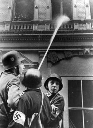 ARKIV 1944 (Osäkert artal) Hitlerjugend hjälper till att släcka elden efter ett bombanfall. TYKLAND PB-KOD:194 x194x *** ARKIV 1944 Insecure story Hitlerjugend helps to extinguish the fire after a bomb attack GERMANY PB KOD 194 x194x  Copyright: xTTx BRANDSOLDATER