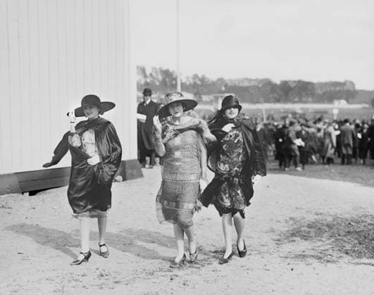 ARKIV 1925 Tre finklädda damer pa Ulriksdals galoppbana. Ulriksdal Sverige x1900x *** ARCHIVE 1925 Three finely dressed ladies at Ulriksdal racecourse Ulriksdal Sweden x1900x  Copyright: xTTxHISTORICALx KVINNOR PA GALOPP