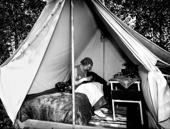 ARKIV 1935 Tältande kvinna. Woman in a tent. Sverige x1900x *** ARKIV 1935 Woman in a tent Woman in a tent Sweden x1900x  Copyright: xTTxHistoricalx TÄLTSEMESTER