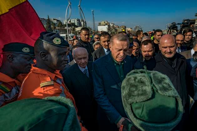 News Themen der Woche KW08 News Bilder des Tages Situation In Antakya city, Turkey, After The Violent Eartquake In Southern Turkey The President of Turkey, Recep Tayyip Erdogan, salutes the international rescuers in Antakya city. The city is almost in ruins after the violent arthquake in southern Turkey. Antakya Hatay Turkey  Copyright: xCelestinoxArcex originalFilename: arce-situatio230220_npWtB.jpg