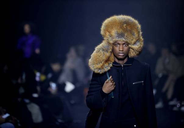 Entertainment Themen der Woche KW08 Entertainment Bilder des Tages (230221) -- LONDON, Feb. 21, 2023 -- A model presents a creation at the Burberry catwalk show during London Fashion Week in London, Britain, Feb. 20, 2023. ) BRITAIN-LONDON-FASHION WEEK-BURBERRY LixYing 