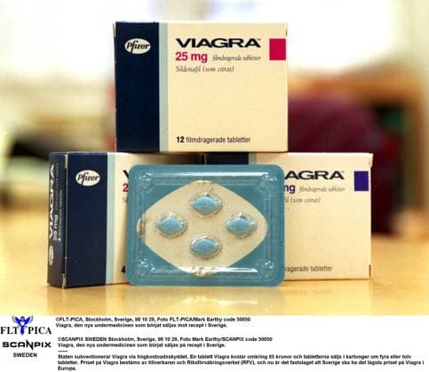 SCANPIX SWEDEN Stockholm, Sverige, 98 10 29, Foto Mark Earthy SCANPIX code 50050 Viagra, den nya undermedicinen som börjat säljas pa recept i Sverige. ------ Staten subventionerar Viagra via högkostnadsskyddet. En tablett Viagra kostar omkring 65 kronor och tabletterna säljs i kartonger om fyra eller tolv tabletter. Priset pa Viagra bestäms av tillverkaren och Riksförsäkringsverket (RFV), och nu är det fastslaget att Sverige ska ha det lägsta priset pa Viagra i Europa. Stockholm Sverige hälsa x50050x *** SCANPIX SWEDEN Stockholm, Sweden, 98 10 29, Photo Mark Earthy SCANPIX code 50050 Viagra, the new wonder drug that has started to be sold on prescription in Sweden The state subsidises Viagra through the high-cost insurance sy  Copyright: xMarkxEarthy TTx 50050