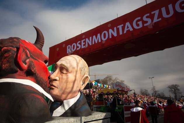 Bilder des Jahres 2023, News 02 Februar News Themen der Woche KW08 News Bilder des Tages Traditional Rose Monday Parade 2023 In Cologne A general view of Russian President Vladimir Putin kissing a float is seen during the Rose Monday Parade in Cologne, Germany, on February 20, 2023 cologne Germany  Copyright: xYingxTangx originalFilename: tang-notitle230220_npFUo.jpg