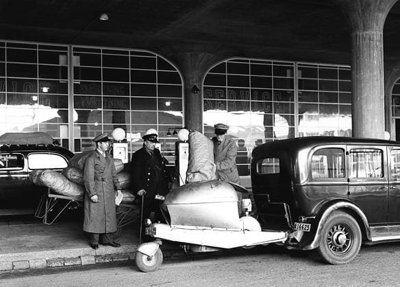 ARKIV 1940 Bilismens historia. 1940-tal. Gengasbil. Volvo-taxi. Wood gas. SVERIGE x1900x *** ARKIV 1940 The history of motoring 1940s Gas car Volvo taxi Wood gas SWEDEN x1900x  Copyright: xTTxHISTORICALx GENGASBIL