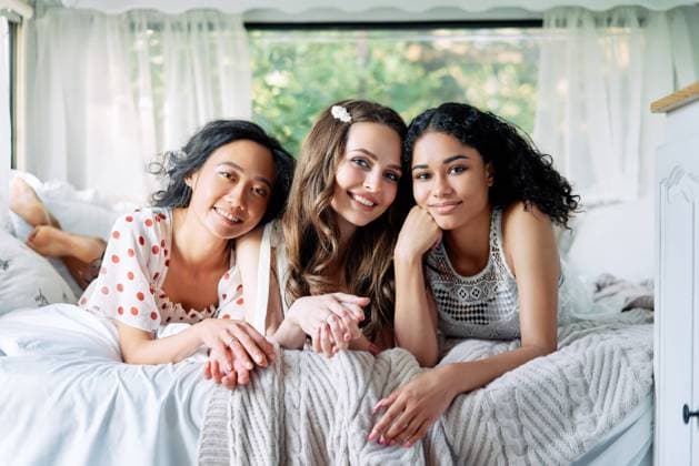 Multi ethnic group of women relax together during summer travel inside the camper van Multi ethnic group of women relax together during summer travel inside the camper van. Vacation, females friendship and beauty concept Copyright: xZoonar.com ViktorxGladkovx 14914311 ,model released, Symbolfoto ,property released
