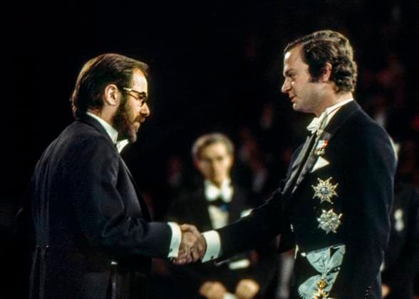 STOCKHOLM 1975-12-10 Den amerikanske mikrobiologen David Baltimore tar emot 1975 Nobelpris i fysiologi eller medicin ur kung Carl XVI Gustafs hand vid Nobelprisceremonin i S:t Eriksmässan i Stockholm i samband med prisets 75-arsjubileum Stockholm Sverige x50020x *** STOCKHOLM 1975 12 10 American microbiologist David Baltimore receives the 1975 Nobel Prize in Physiology or Medicine from King Carl XVI Gustaf at the Nobel Prize ceremony in St Eriks Fair in Stockholm on the occasion of the 75th anniversary of the prize Stockholm Sweden x50020x  Copyright: xLeifxRxJansson TTx NOBEL 1975 S:T ERIKSMÄSSAN