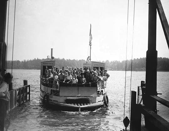 ARKIV 1933 Färjepremiär till Resarö i Stockholms skärgard. First ferry boat to Resarö in Stockholm archipelago. Resarö Sverige x1900x *** ARKIV 1933 First ferry boat to Resarö in Stockholm archipelago First ferry boat to Resarö in Stockholm archipelago Resarö Sweden x1900x  Copyright: xTTxHISTORICALx RESARÖFÄRJAN