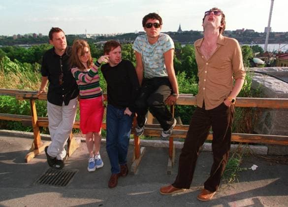 STOCKHOLM 980723 Popbandet Pulp gästar Skansen i Stockholm. Fr v Nick Banks, Steve Mackey, Mark Webber och slutligen sangaren Jarvis Cocker i beige skjorta. STOCKHOLM SVERIGE x1013x *** STOCKHOLM 980723 Pop band Pulp visits Skansen in Stockholm From left to right Nick Banks, Steve Mackey, Mark Webber and finally singer Jarvis Cocker in beige shirt STOCKHOLM SWEDEN x1013x  Copyright: xJackxMikrutx