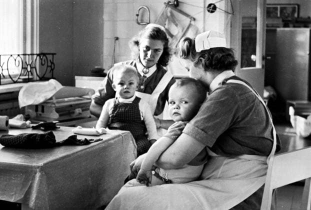 BORAS 1945-09-11. Skötrummet pa Eisers daghem i Boras. Fröken Cooper och fröken Nilsson byter kläder pa barnen. BORAS SVERIGE x190x *** BORAS 1945 09 11 The laundry room at Eisers kindergarten in Boras Miss Cooper and Miss Nilsson change the childrens clothes BORAS SWEDEN x190x  Copyright: xPressensxBild TTx SKÖTRUM