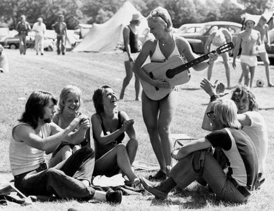 1973. Midsommar pa Öland. En flicka spelar gitarr pa en campingplats. SVERIGE x190x *** 1973 Midsummer on Öland A girl plays guitar at a campsite SWEDEN x190x  Copyright: xPressensxBild TTx MIDSOMMAR ÖLAND