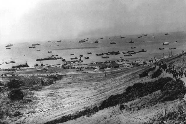 SCANPIX SWEDEN, 1944-06-06. Landstigningen i Normandie. D-dagen - Allierade styrkor landstiger i Normandie. Flygfoto över strand och hav med de allierades batar. 2:a världskriget x20360x *** SCANPIX SWEDEN, 1944 06 06 The Normandy Landings D day Allied forces land in Normandy Aerial view of beach and sea with Allied bats World War 2 x20360x  Copyright: xTTx 20360