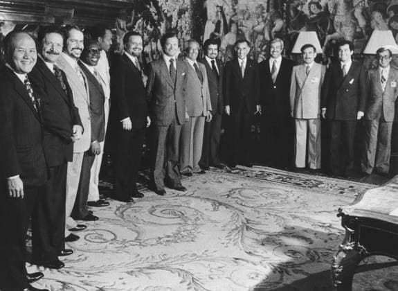 SCANPIX SWEDEN, 1977-07. OPEC-mötet juli 1977. Bilden: Kung Carl XVI Gustaf (7:a fr.v.) star här tillsammans med alla representanter för de länder som har oljeproduktion, pa Grand Hotel i Saltsjöbaden. SVERIGE Olja x50021x *** SCANPIX SWEDEN, 1977 07 OPEC meeting July 1977 The picture King Carl XVI Gustaf 7th from left is seen here with all the representatives of the oil-producing countries, at the Grand Hotel in Saltsjöbaden SWEDEN Oil x50021x  Copyright: xLeifxRxJansson TTx OPEC-MÖTE STOCKHOLM