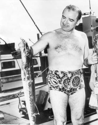 ARKIV 1953. Amerikanske senatorn Joseph McCarthy visar att han fangar fula fiskar även pa semestern. Här har han dragit upp en barracuda. MIAMI USA x450x *** ARCHIVE 1953 US Senator Joseph McCarthy shows he catches ugly fish even on holiday Here he has pulled up a barracuda MIAMI USA x450x  Copyright: xUPIx JOSEPH MCCARTY