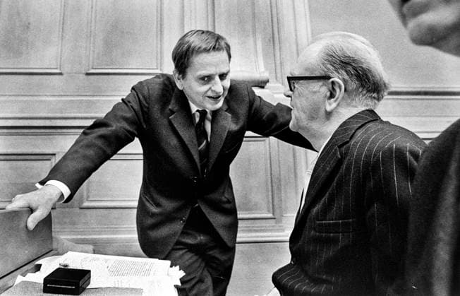 STOCKHOLM 1970-12-16 Socialdemokraternas partiledare och statsminister Olof Palme i samtal med sin företrädare Tage Erlander 16:e december 1970 i riksdagshuset i Stockholm som ska stängas för renovering. Stockholm Sverige x1001x *** STOCKHOLM 1970 12 16 Social Democratic Party leader and Prime Minister Olof Palme in conversation with his predecessor Tage Erlander 16th December 1970 in the Parliament building in Stockholm which is to be closed for renovation Stockholm Sweden x1001x  Copyright: xJanxCollsiöö TTx OLOF PALME OCH TAGE ERLANDER 1970