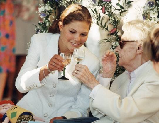 STOCKHOLM 19970821 The Swedish author Astrid Lindgren at the prize ceremony when she got an award as The best Swede in the World . Crown Princess Victoria delivered the prize and here she makes a toast with the famous writer. Astrid LindgrenÂ s stories about characters such as Pippi Longstocking, Emil, Kalle Blomquist, The Brothers Lionheart, Karlsson-on-the-Roof, Ronia the Robber s Daughter and the Bullerby children are loved and read by children all over the world. She was born on the farm Nas outside Vimmerby November 14, 1907 and would have turned 100 years old this year. Astrid passed away in 2002. Photo Erhan Guner SCANPIX code70080 STOCKHOLM Sverige x70080x *** STOCKHOLM 19970821 The Swedish author Astrid Lindgren at the pr  Copyright: xERHANxGUNERx VICTORIA OCH ASTRI DLINDGREN