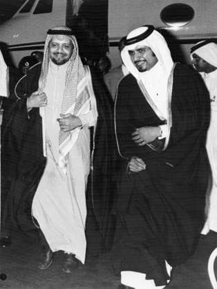 DOHA QATAR 19761214 Saudiarabiens oljeminister shejk Yamani anländer till Qatar där han tas emot av qatars oljeminister Khalifa al Thani 14 december 1976 inför ett OPEC-möte i Qatar där raoljepriserna ska diskuteras. Doha Qatar x450x *** DOHA QATAR 19761214 Saudi Arabias Oil Minister Sheikh Yamani arrives in Qatar where he is received by Qatari Oil Minister Khalifa al Thani 14 December 1976 ahead of an OPEC meeting in Qatar to discuss crude oil prices Doha Qatar x450x  Copyright: xUPIx xTTx x OPEC-OLJEPRISER