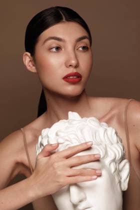 Creative Highlights Symbolbilder Eine schöne Frau mit klassischem Makeup roten Lippen und einer männlichen Gipsbüste in ihren Händen. Schönes Gesicht. Foto im Studio aufgenommen *** a Beauty Woman with classic Makeup Red Lips and a male Plaster bust in their Hands Beautiful Face Photo at Studio included Copyright: imageBROKER/NikitaxKobrin ibxnko09044857.jpg ,model released, Symbolfoto ,property released