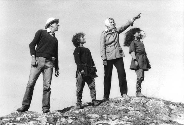 SCANPIX SWEDEN, 1983. Inspelning av filmen -Ronja Rövardotter-. Astrid Lindgren och Tage Danielsson med skadespelarna Hanna Zetterberg som spelar Ronja och Dan Hafström som spelar Birk. Astrid Lindgren pekar, de andra ser uppat himlen. De star pa en klippa. kultur x30230x *** SCANPIX SWEDEN, 1983 Recording of the film Ronja Rövardotter Astrid Lindgren and Tage Danielsson with the actors Hanna Zetterberg who plays Ronja and Dan Hafström who plays Birk Astrid Lindgren points, the others look up at the sky They star on a rock Culture x30230x  Copyright: xTTx 30230