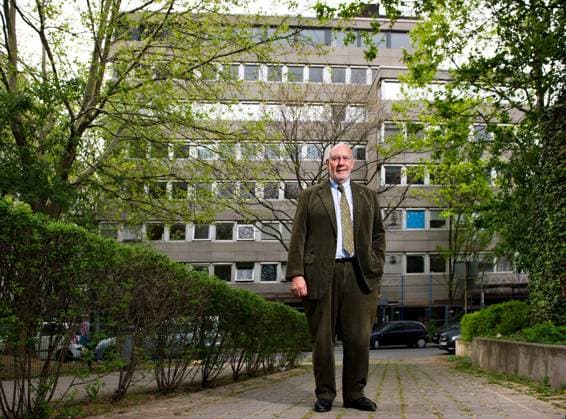 WISAG-Gründer Claus Wisser 07.04.2014 Frankfurt WISAG-Gründer Claus Wisser vor dem Gebäude in der Strasse Niedenau 25 in den er seine berufliche Karriere begann. Hier soll ein exklusives neues Wohnhaus entstehen. Frankfurt Frankfurt Hessen Germany *** WISAG founder Claus Wisser 07 04 2014 Frankfurt WISAG founder Claus Wisser in front of the building at 25 Niedenau Street where he began his professional career An exclusive new residential building is to be built here Frankfurt Frankfurt Hesse Germany