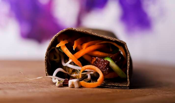 raw food wrap with vegan ingedrients and green pesto Copyright: xFelixxPergandex xDesignxPicsx , 31946521 Copyright: FelixxPergandex xDesignxPics 31946521