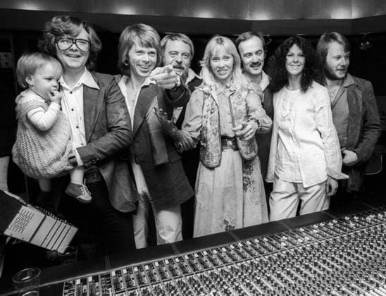 STOCKHOLM 1975-05-18 Svenska popgruppen Abba vid mixerbordet med kollegor i samband med invigningen av nya studion, Polar Studios pa Kungsholmen i Stockholm Fr. v. ljudteknikern Michael B. Tretow, bandmedlemmen Björn Ulvaeus, musikförläggare Stickan Andersson, bandmedlemmen Agneta Fältskog, ?, samt bandmedlemmarna Anni-Frid Lyngstad och Benny Andersson. Stockholm Sverige PER x1902x *** STOCKHOLM 1975 05 18 Swedish pop group Abba at the mixing table with colleagues at the opening of the new studio, Polar Studios on Kungsholmen in Stockholm From left to right  Copyright: xOllexLindeborg TTxHISTORICALx ABBA POLAR STUDIOS 1978