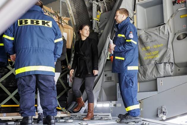 News Themen der Woche KW08 News Bilder des Tages Annalena Baerbock (Buendnis 90 Die Gruenen), Bundesaussenministerin, aufgenommen im Rahmen einer Besichtigung des deutschen Hilfsguetertransports und Austausch mit Frachtbegleitenden des Technischen Hilfswerks und des Bundesamts fuer Bevoelkerungsschutz und Katastrophenhilfe in Gaziantep, 21.02.2023. Gaziantep Tuerkei *** Annalena Baerbock Buendnis 90 Die Gruenen , Federal Minister of Foreign Affairs, taken during a visit to the German aid transport and exchange with cargo escorts of the German Federal Agency for Technical Relief and the Federal Office for Civil Protection and Disaster Relief in Gaziantep, 21 02 2023 Gaziantep Turkey Copyright: xKiraxHofmannx
