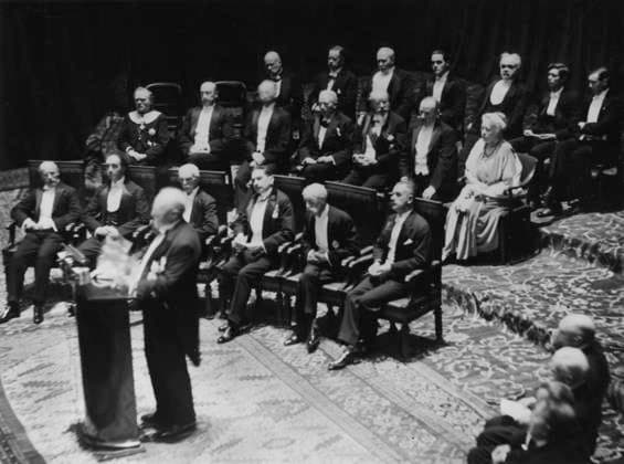 STOCKHOLM 19291210 Författarinnan Selma Lagerlöf sitter längst till höger I mittersta raden bakom Nobelpristagarna vid Nobelprisceremonin 10:e december 1929 i Stockholms konserthus. Främre raden fr. v. 1: Owen Willans Richardson (GBR) pa plats för att hämta 1928 ars fysikpris 2: Prince Louis-Victor Pierre Raymond de Broglie (FRA) fysikpriset, 3: Arthur Harden, (GBR) kemipriset, 4: Hans Karl August Simon von Euler-Chelpin (SWE) kemipriset, 5: Sir Frederick Gowland Hopkins (GBR) medicinepriset 6: Thomas Mann (GER) litteraturpriset. Den holländske medicinpristagaren Christiaan Eijkman deltog ej vid ceremonin pa grund av hälsosjäl. STOCKHOLM SVERIGE x194x *** STOCKHOLM 19291210 Author Selma Lagerlöf is seated on the far right In  Copyright: xPressensxBildx xTTx NOBEL 1929 KONSERTHUSET