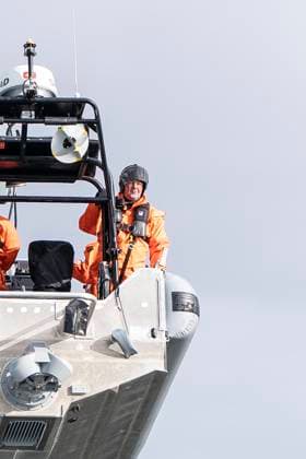 News Themen der Woche KW08 News Bilder des Tages Erster Besuch Verteidigungsminister bei Deutscher Marine Boris Pistorius während seines Besuchts bei der Marine - hinten rechts im Boot beim Übersetzen von der Bad Bevensen auf die Hessen;Erster Besuch Verteidigungsminister bei Deutscher Marine Boris Pistorius während seines Besuchts bei der Marine - hinten rechts im Boot beim Übersetzen von der Bad Bevensen auf die Hessen, Eckernförde Schleswig-Holstein Deutschland Ostsee, Eckernförder Bucht *** First visit Minister of Defense to German Navy Boris Pistorius during his visit to the Navy in the back right of the boat while transferring from the Bad Bevensen to the Hessen First visit Minister of Defense to German Navy Boris Pistorius during his visit to the Navy in the back righ