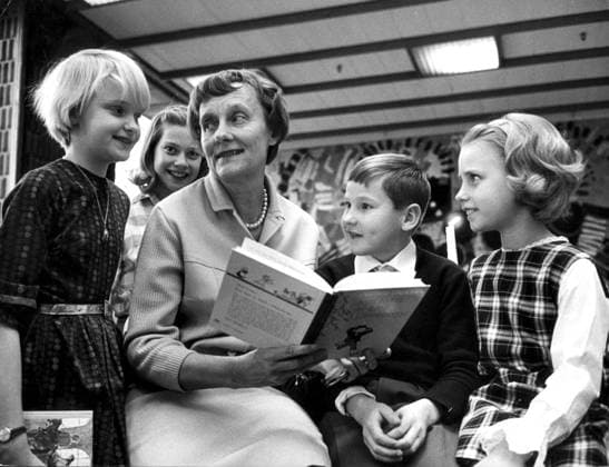 SCANPIX SWEDEN, 1966-12-19. Astrid Lindgren läser för barn. x20360x *** SCANPIX SWEDEN, 1966 12 19 Astrid Lindgren reads to children x20360x  Copyright: xTTx 20360