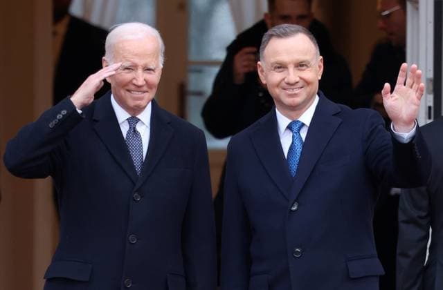 News Themen der Woche KW08 News Bilder des Tages US President Joe Biden s visit to Poland Photo: Piotr Molecki East News The U.S. president Joe Biden is welcomed by the Polish president Andrzej Duda at the courtyard of the Presidential Palace on February 21, 2023 in Warsaw, Poland. Biden visits Poland for the second time in the last 12 months, ahead of the one year anniversary of Russia s invasion of Ukraine. EN_01555223_0222 